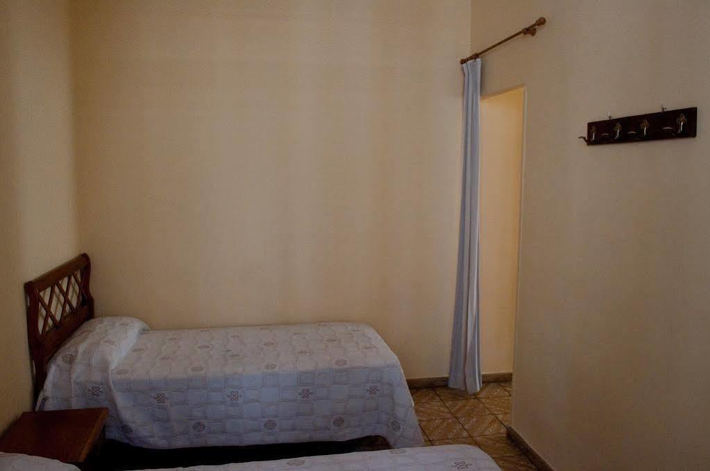Hostal Yolanda Madrid Exterior foto